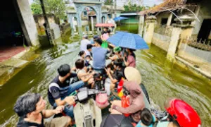 Ngoại thành Hà Nội vẫn ngập đến một mét