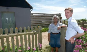 Người Anh khốn khổ vì hàng xóm xấu tính