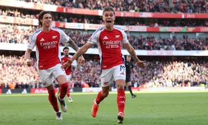 Arsenal bắt kịp Man City ở Ngoại hạng Anh