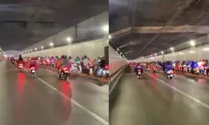 Dừng xe máy trú mưa trong hầm Thủ Thiêm, dạ cầu vượt